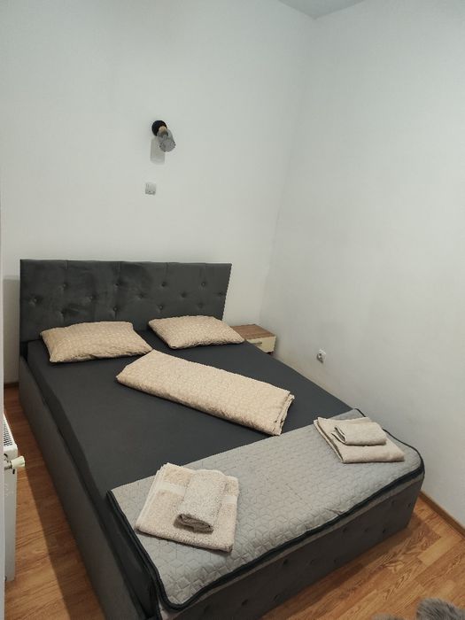 Proprietar  închiriez apartament la casă