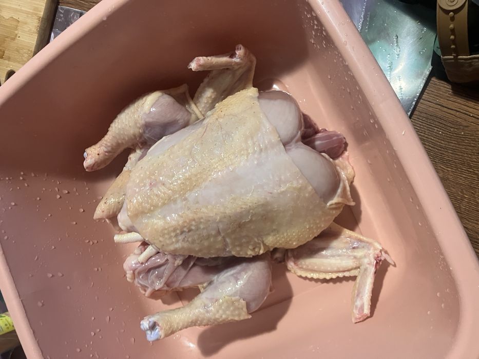 Vând pui de carne 25lei/kg (tăiat )
