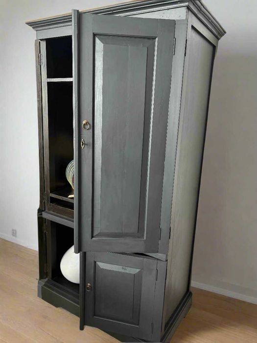 Винтидж колониален шкаф