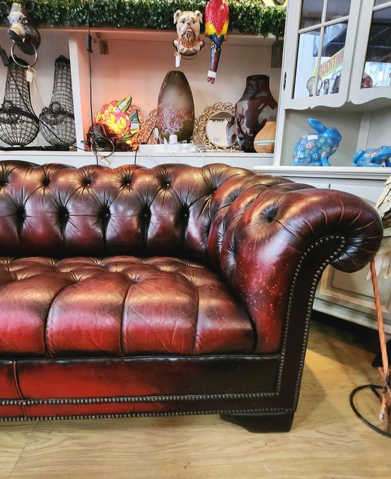 Кожен диван Chesterfield – тъмно бордо