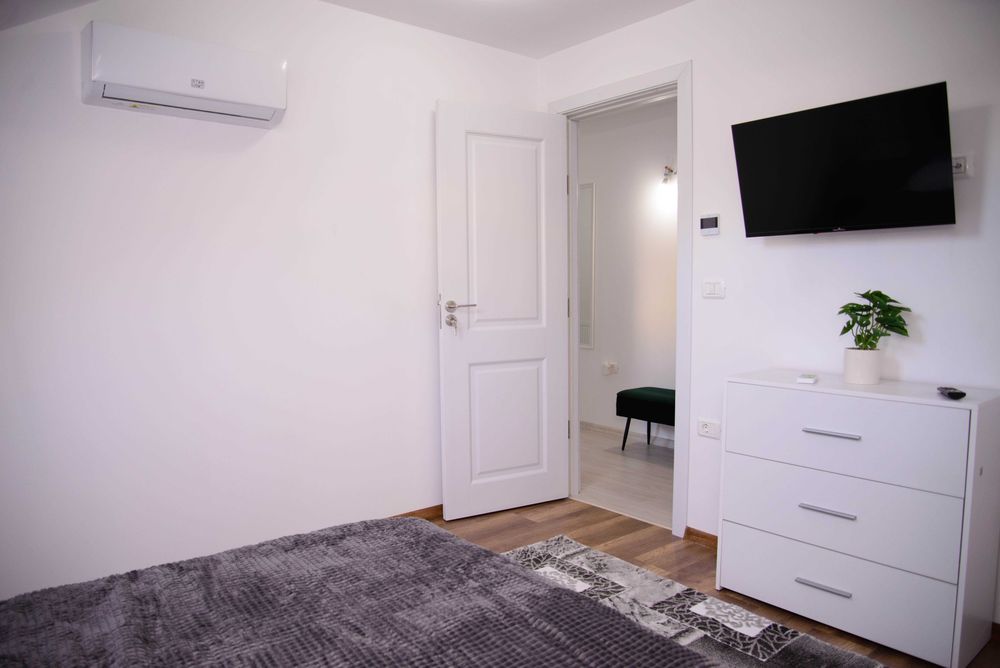 Inchiriez apartament 2 camere in regim hotelier zona Mall-Precista