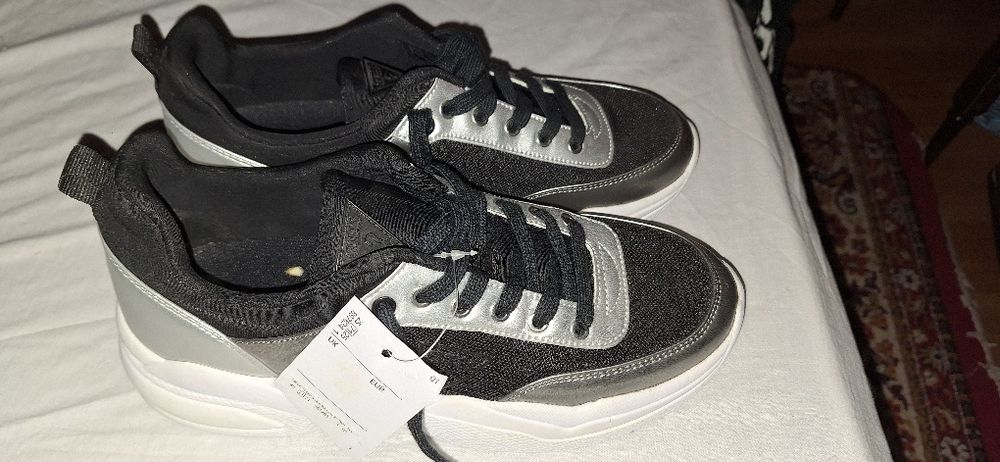 Vând adidasi Guess marimea 38