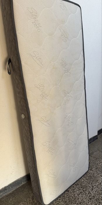 Единичен матрак с подматрачна рамка