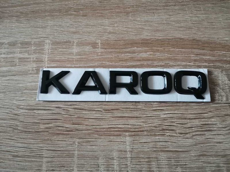 черен надпис Skoda Karoq