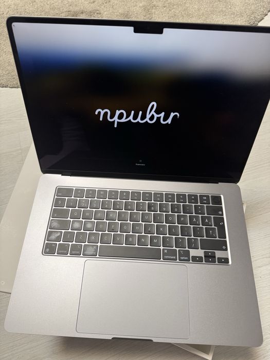 Laptop Macbook Air 15" cu procesor Apple M2 8 nuclee in garantie