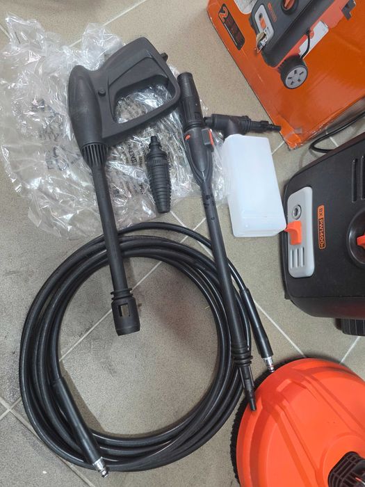Aparat de spalat cu presiune Black+Decker Presiune maximă (bar) 110; consum de energie (kW) 1,4; debit maxim (l/h) 390