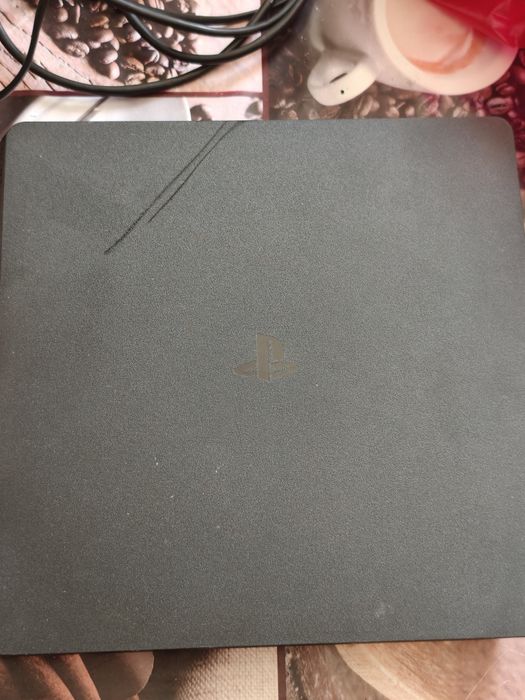 Продавам ps4 slim
