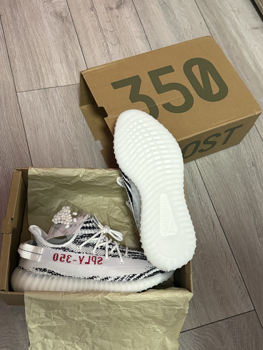 Yeezy 350 v2 zebra 43