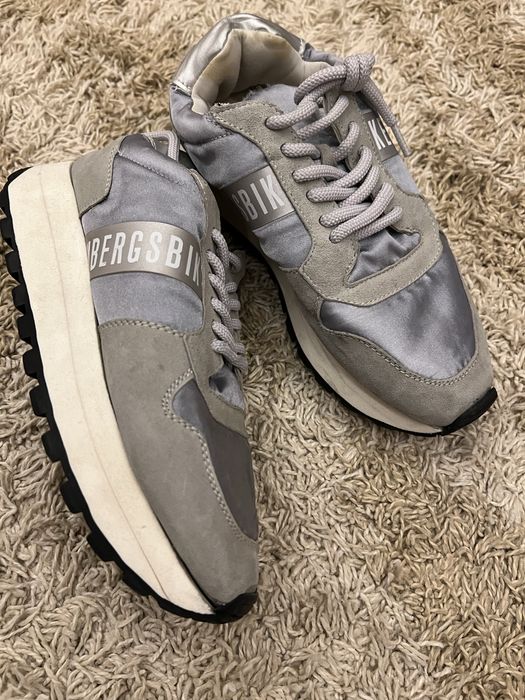 Кроссовки женские