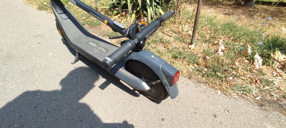 Segway Ninebot E2 Pro – електрическа тротинетка + зарядно