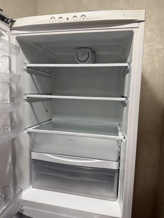 Холодильник Ariston Hotpoint продам