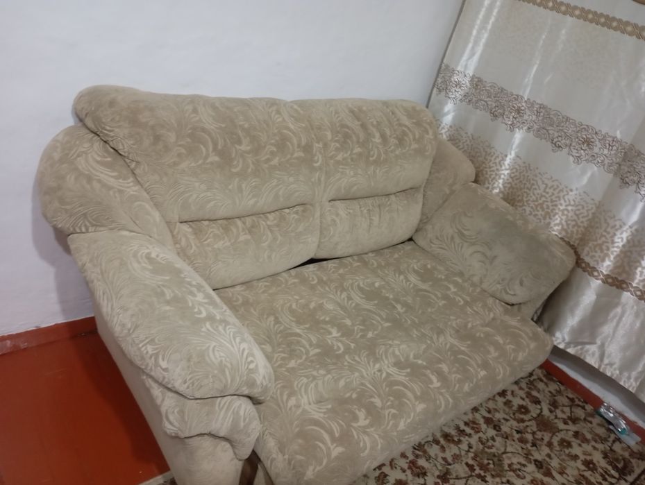 Продам тройку диван диван поменьше и кресло