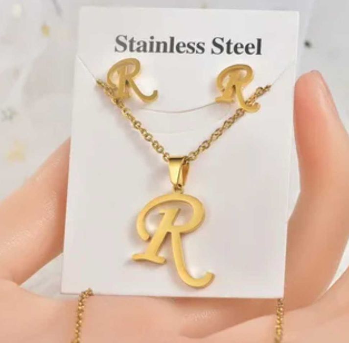 Дамско колие със златно покритие - висулка буква и две букви обеци.