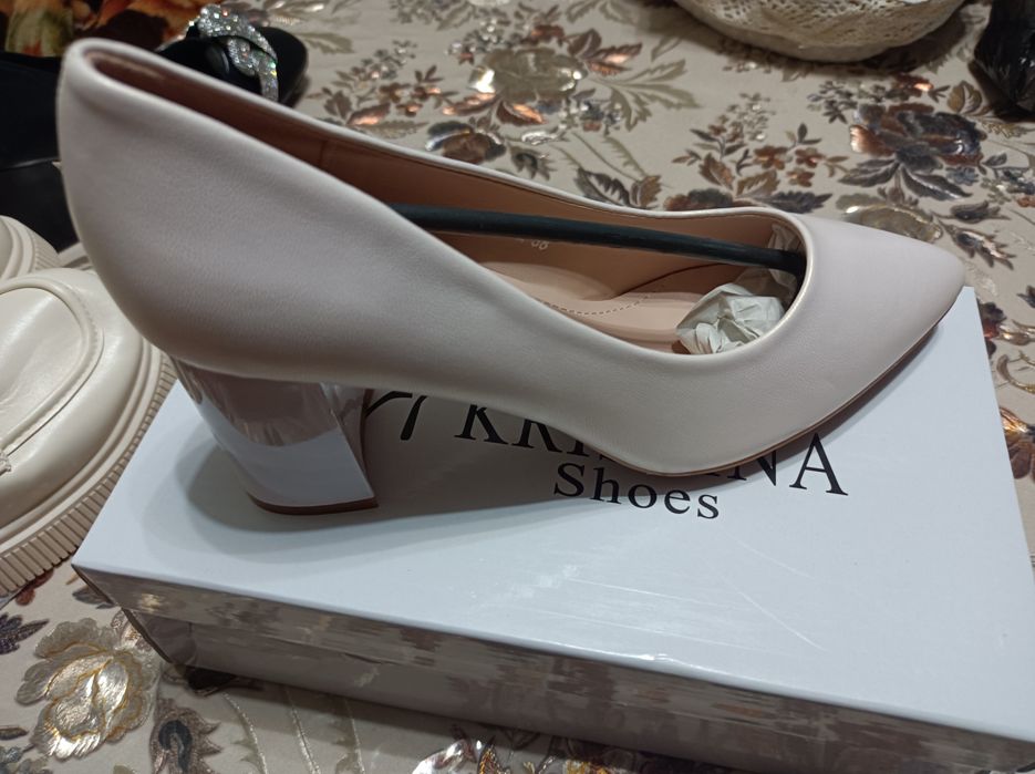 Qizlarga,Yangi oq tufli