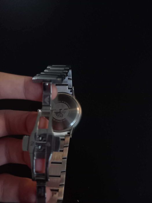 Продавам часовник Emporio Armani