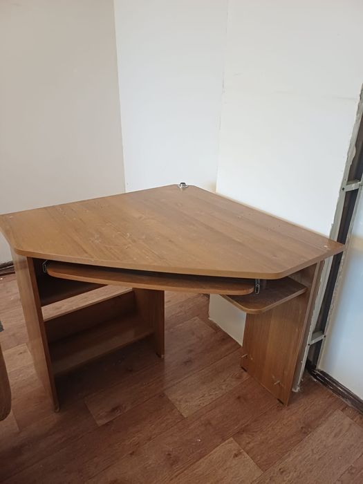 Продам стол и телевизор