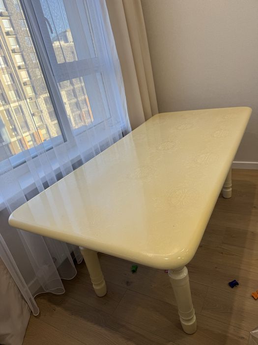 Гостевой стол белый