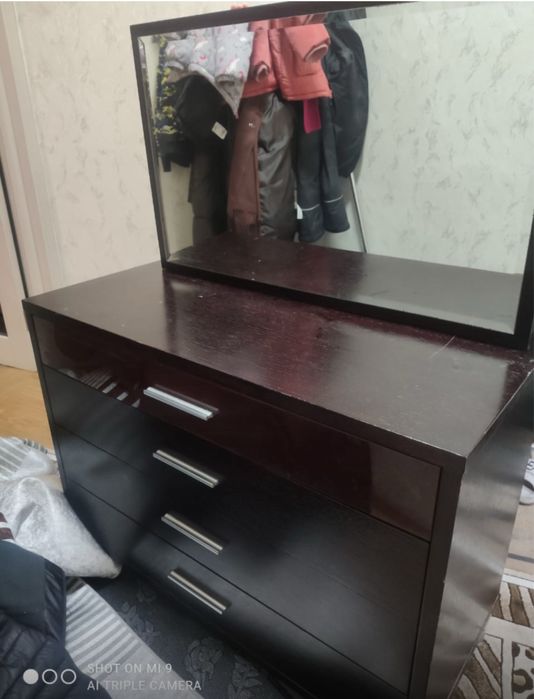Комод с зерколм даром