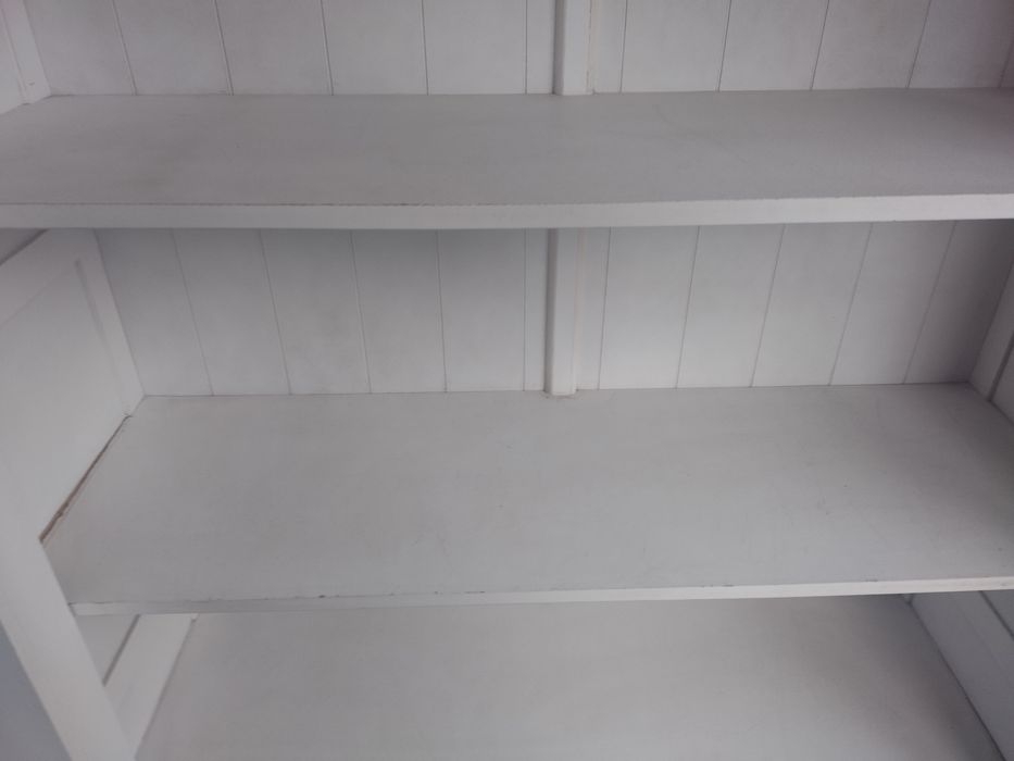 Продавам кухненски шкаф бял.Само лично предаване за град Шумен