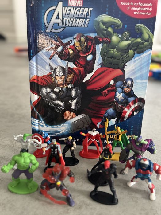 Carte Avengers cu figurine