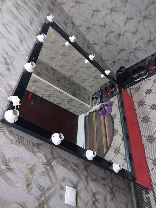 Продам зеркало с лампочками