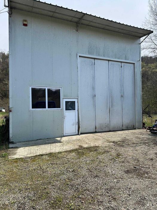 Teren intravilan 2000 mp+ Hala 64mp+Cladire birou 15mp+Foisor 20mp