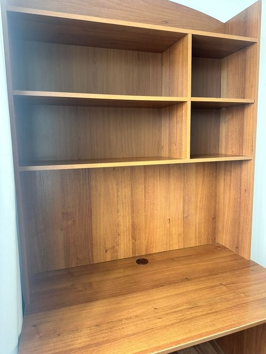 Продам писменный стол с полками