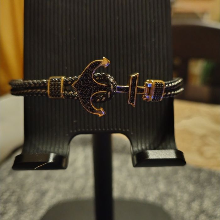 Златна гривна котва