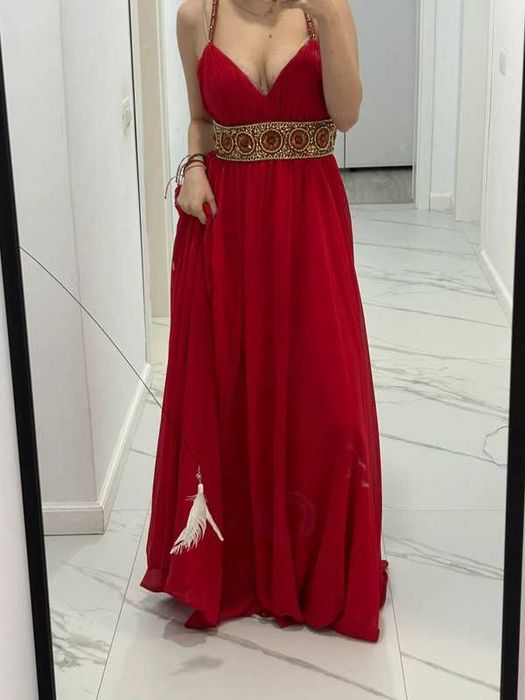 Rochie lunga rosie cu accesorii stralucitoare in talie