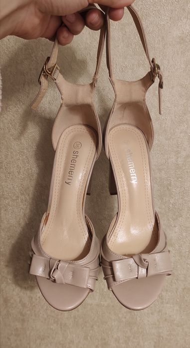 Босоножки на танкетке