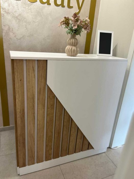 Recepție modernă albă cu finisaj lemn – stare excelentă