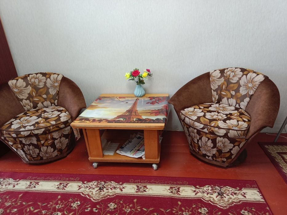 Продам кресла журнальный столик