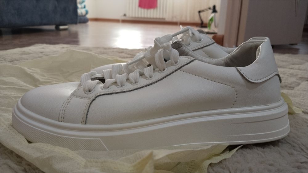 Продам белые кроссовки