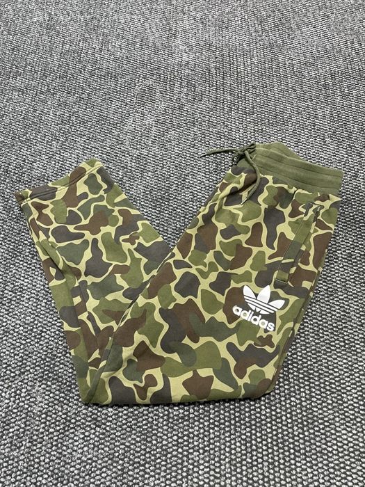 Adidas  камуфлаж анцуг L размер