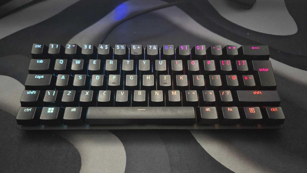 Геймърска механична клавиатура Razer Huntsman Mini (60%, Purple Clicky Switches, RGB)
