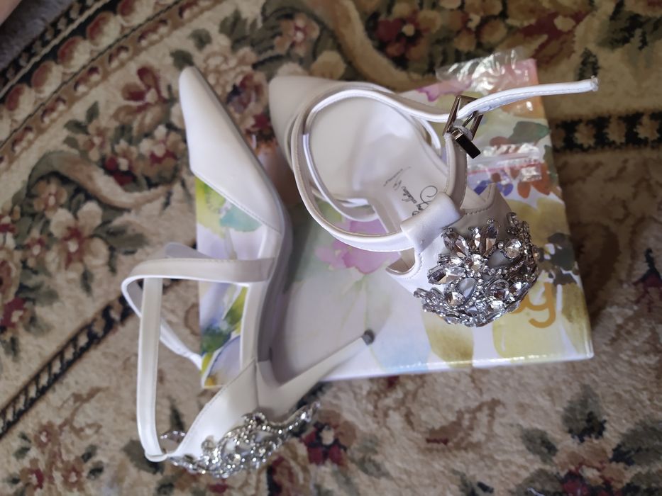 Свадебные белые туфли