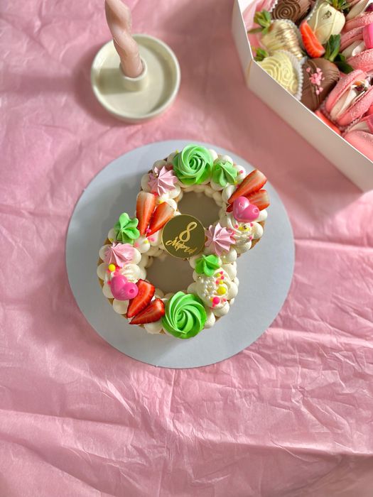 Клубника в шоколаде и торты