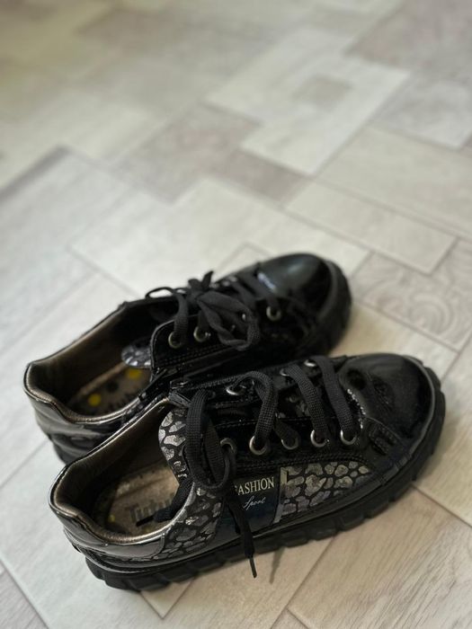 Продаю ботиночки на девочку 33 размер