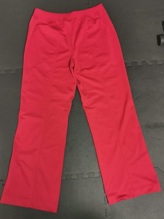 Pantaloni Nike de culoare roșie