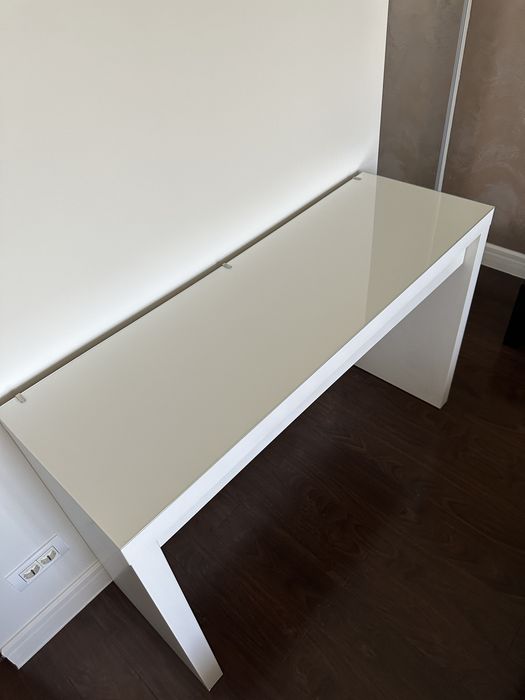 Masa de machiaj Malm si scaun Ikea