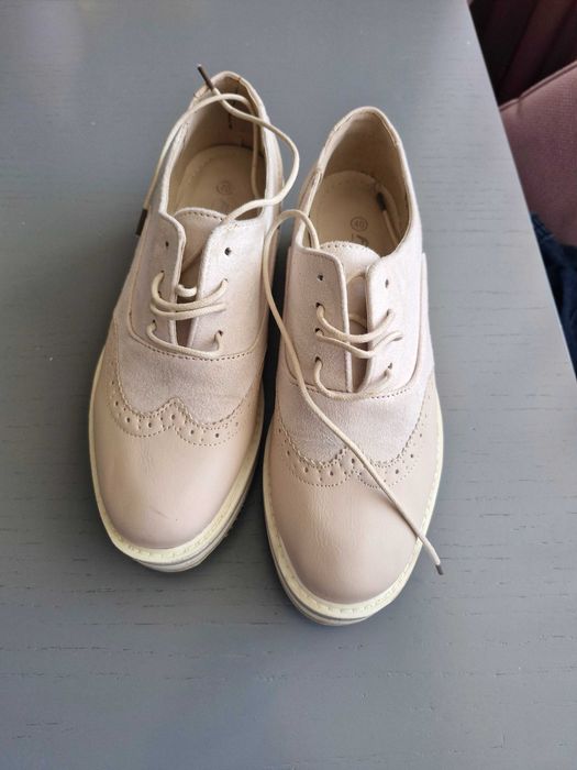 Бежови мокасини с връзки