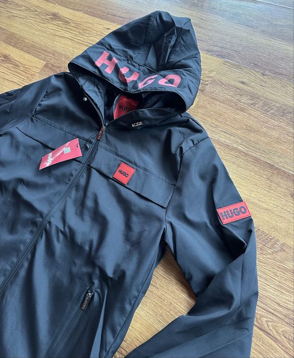 Мъжко,черно,непромокаемо яке Hugo BOSS,с гумирано лого и надпис на качулкага