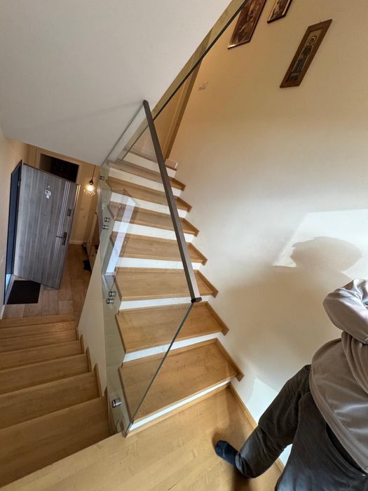 Balustrada din sticla securizata fixata lateral in conectori