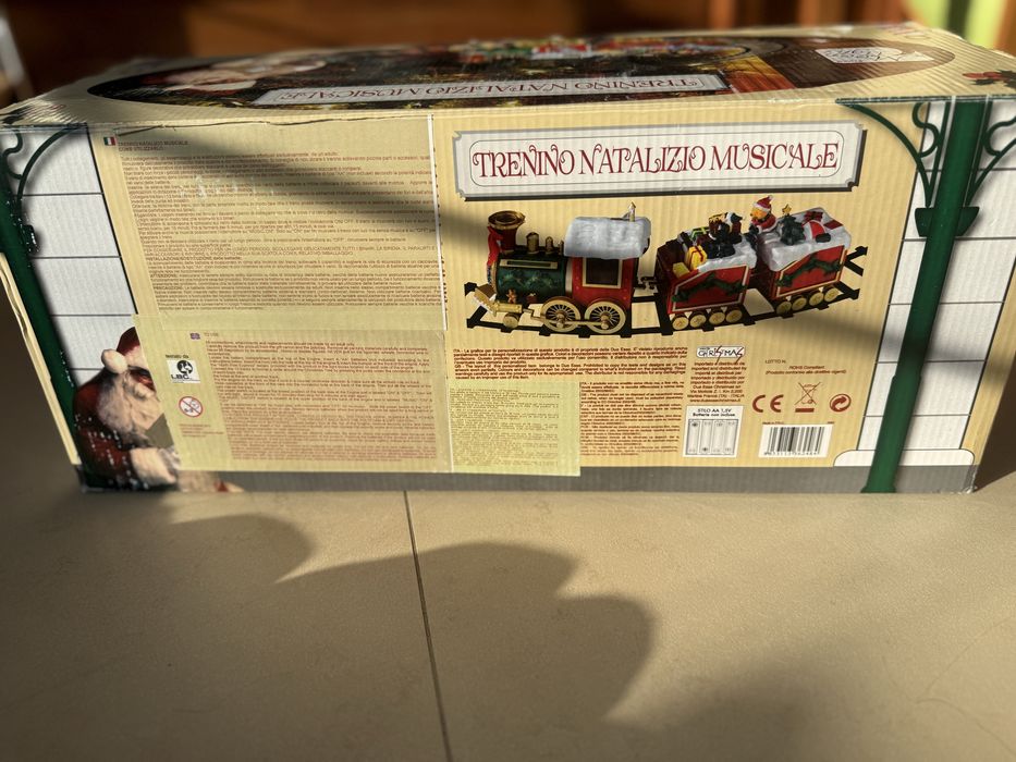 Музикално коледно влакче с релси под елхата