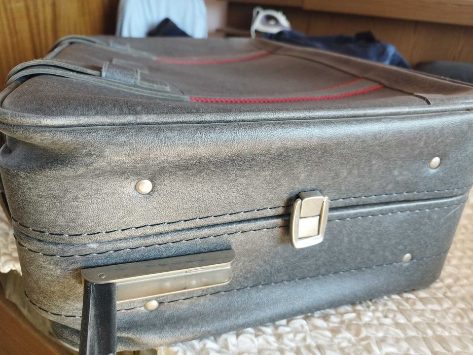 Продавам нови кожени куфари