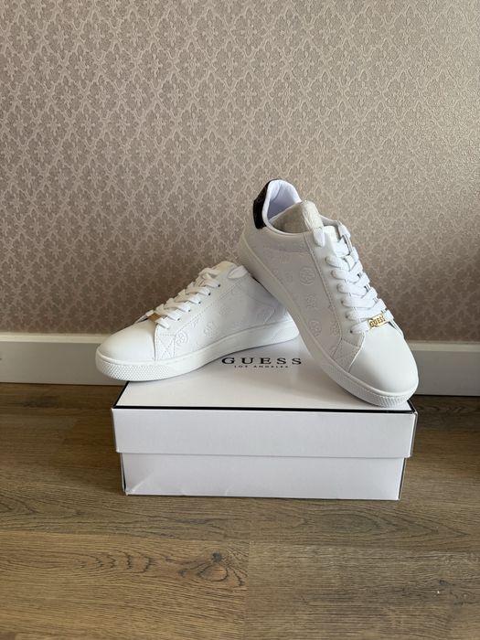 Кроссовки белые Guess