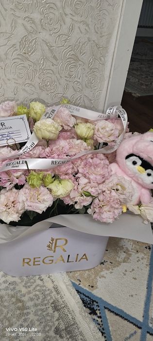 пионавидные розы с игрушкой
