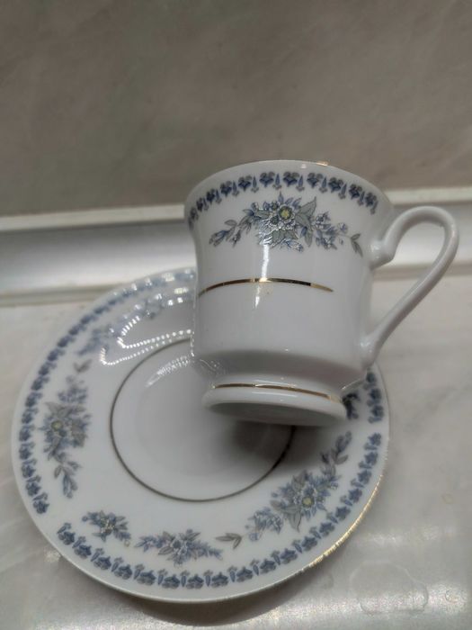 Сервиз за кафе с цветни мотиви