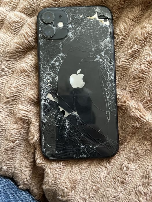 Продам телефон айфон 11 разбита крышка