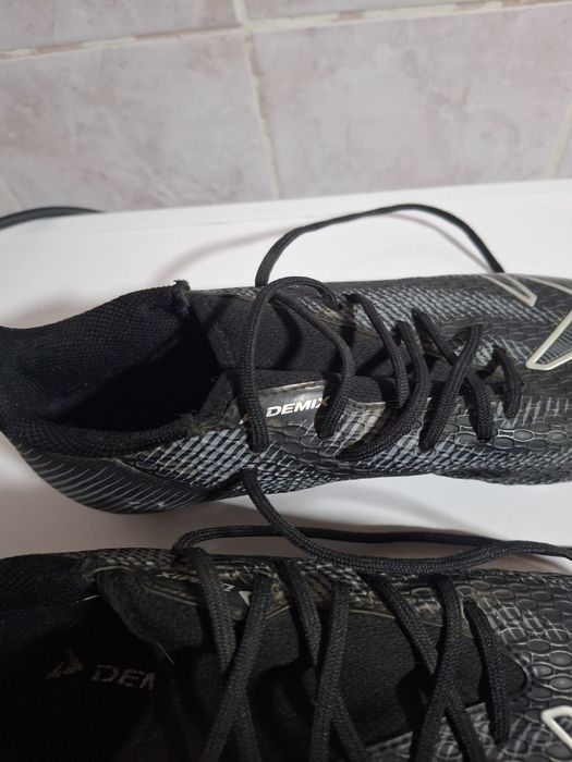 Футбольные бутсы, Demix